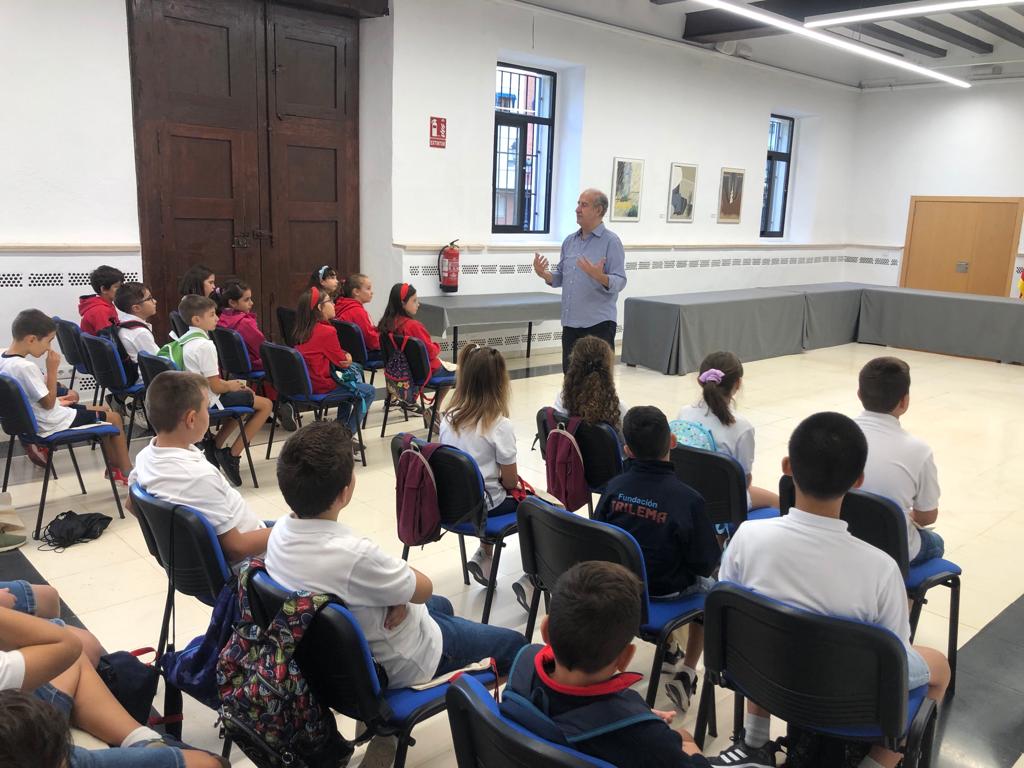 Alumnos del colegio El Carmen visitan el Ayuntamiento de Manises