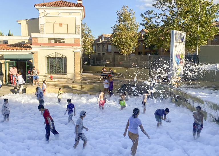 La Regidoria de Joventut inicia el curs 2022/2023 amb una festa de l’espuma a la Casa Jove «La Torta»