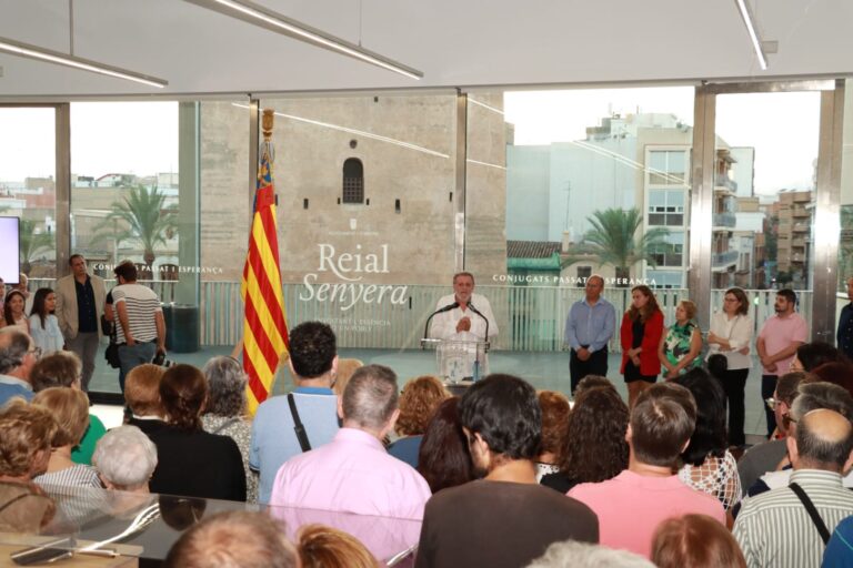 Torrent presenta su Reial Senyera